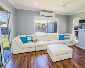 Wyuna - Clear Water - Amazing Pool, Air Conditioned Plus Boat Parking - Agnes Water - Living room