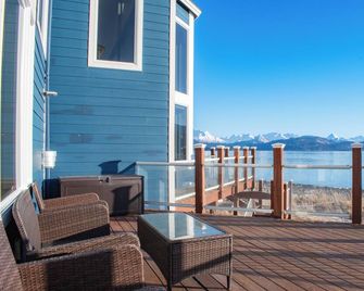 Lakeshore Lodges - Homer - Balcony