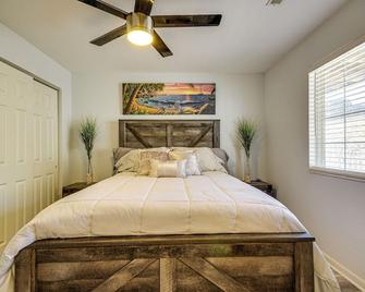 Balcony with Marina Views Lake Ozark Hideaway! - Lake Ozark - Sypialnia