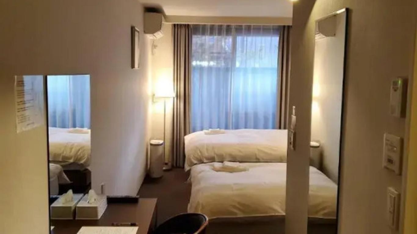 คาราซุมะ โรกุโจ โฮเทล