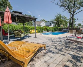 Relax & Enjoy Colonial Beach in this 2 Bedroom Apt. w/great river view, sleeps 4 - Colonial Beach - Pool