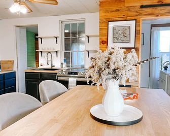 Farm House | Relax & Visit with Mini Horses - Near Downtown Marshall - Marshall - Comedor