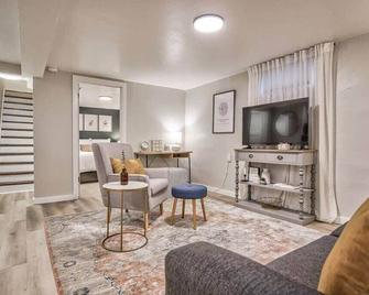 Extended Stays & Historic Dt Basement Suite - Colorado Springs - Phòng khách