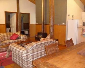 Riverside Cabin Rental for a Weekend Getaway from Newcastle, New South Wales - Wangat - Sala de estar