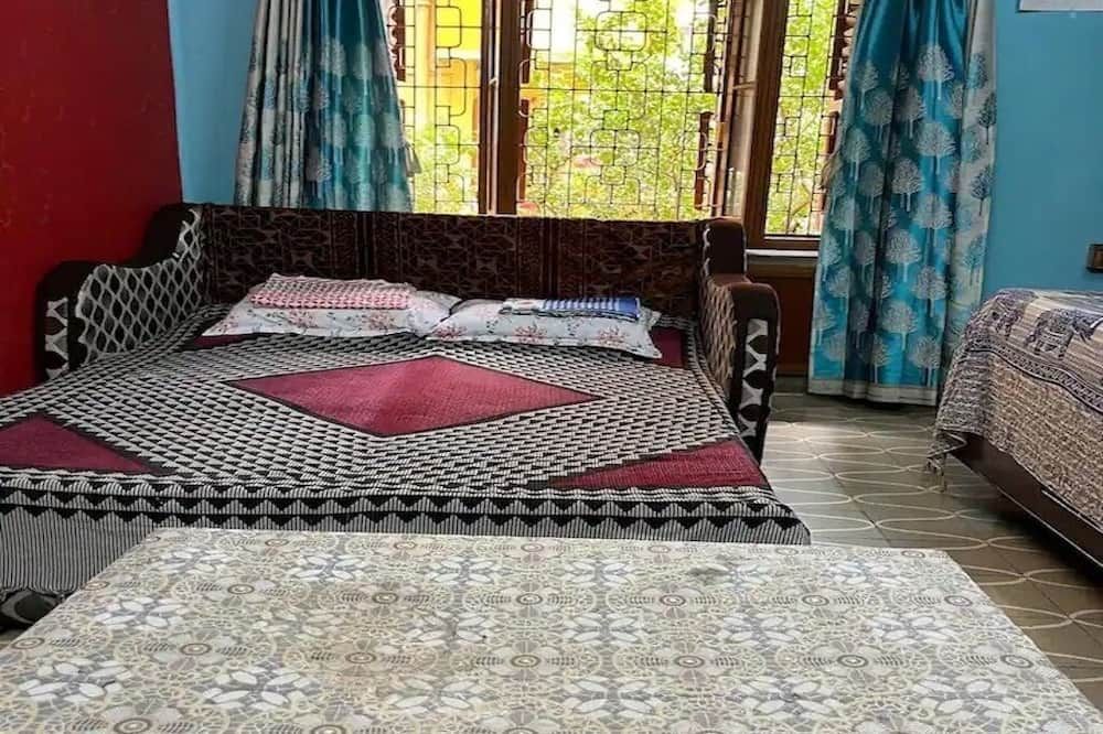 Home Away from Home in City With Garden - Kolkata - Bedroom