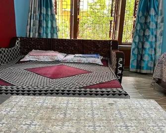 Home away from Home in city with Garden View - Kolkata - Bedroom