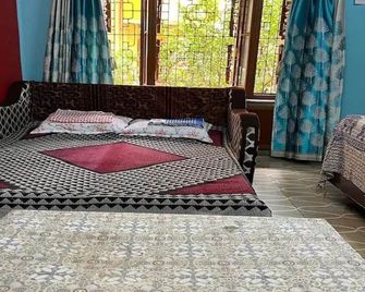Home Away from Home in City With Garden - Kolkata - Bedroom