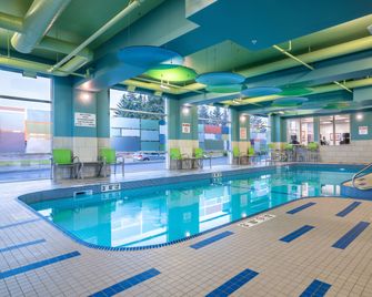 Holiday Inn Express & Suites Brandon By IHG - Brandon - Piscina