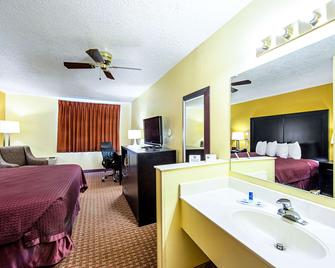 Rodeway Inn & Suites - Monticello - Bedroom