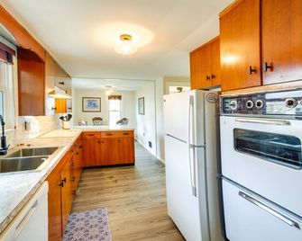 Columbia City Vacation Rental w/ Lake Access - Columbia City - Kitchen