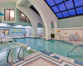 Holiday Inn & Suites Windsor Ambassador Bridge, An IHG Hotel - Windsor - Pool