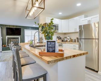 East Stroudsburg Townhouse 1 Mi to Ski Area! - East Stroudsburg - Kitchen