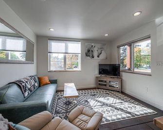Downtown Missoula Low Key Luxury House - Missoula - Living room