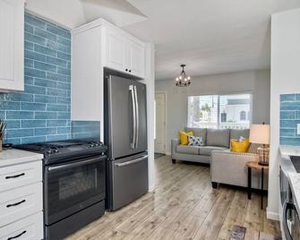 Charming Beach Cottage Fully Remodeled - Oceanside - Kitchen