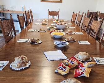 Country Peace And Quiet - Perfect for reunions, retreats and more. Pet friendly - Pretty Prairie - Comedor