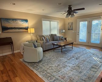 Connect with nature with convenience of location - Wilkesboro - Wohnzimmer