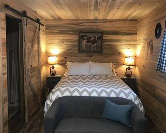 The Red Station by Glacier - Cabin #4 with AC and laundry - Coram - Habitación