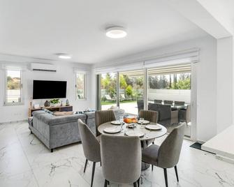 Villa Eleni by Ezoria Villas - Limassol - Dining room