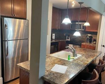 Uptown Minneapolis - Wedge Neighborhood Apt 3 - Minneapolis - Kitchen