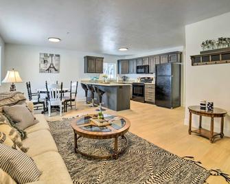 Cozy Blackfoot Apartment Pets Welcome! - Blackfoot - Living room