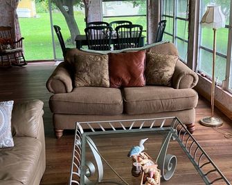 Cozy Cottage on Large Lake Ontario Waterfront - Cape Vincent - Living room