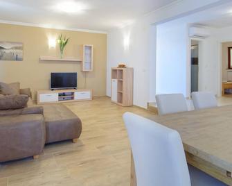 Apartments Belvedere by Rent Istria - Umag - Wohnzimmer