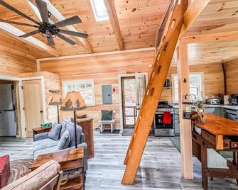 Secluded, Dog-Friendly Lakefront Cabin on Pristine Lake, Maine, for Wonderfully Romantic Getaways to Nature - Machias - Living room