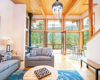 Sleeping Lady Mountain Resort - Leavenworth - Living room
