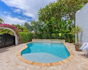Luxury and Historic Elegance in a Charming West Palm Beach Villa. Pet Friendly! - West Palm Beach - Pool