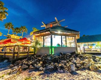 Hideaway Studio U619 Balcony with Pool & Canal View! - Ruskin