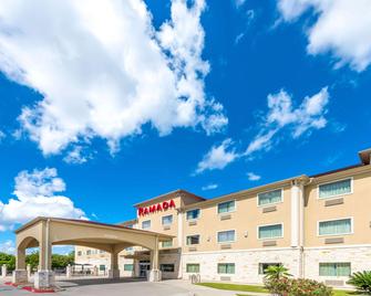 Ramada by Wyndham College Station - קולג' סטיישן - בניין