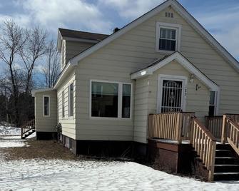 Charming 3-bedroom house with WiFi and AC in Gwinn - Gwinn - Building