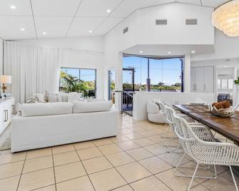 Luxe coastal village home, Peregian Beach - Peregian Beach - Living room