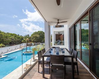 أكوا دي ماري ريزورت - Coxen Hole - حوض السباحة