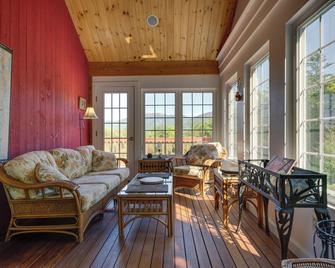 Architect-Designed Franconia Home Hot Tub and Views - Franconia - Living room