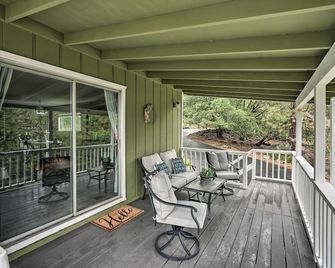 Forest-View Deck + Fire Pits: Pine Grove Retreat! - Pine Grove - Balcony