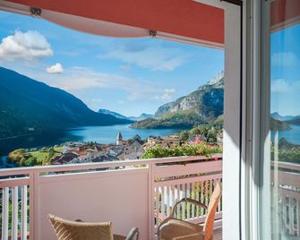 Hotel Londra Slow Living Molveno - Molveno - Parveke