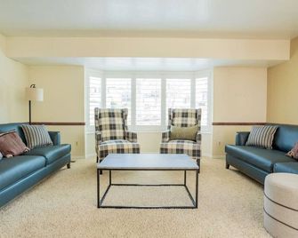Spacious Stay near Airport, Downtown & Ski Resorts - North Salt Lake - Living room
