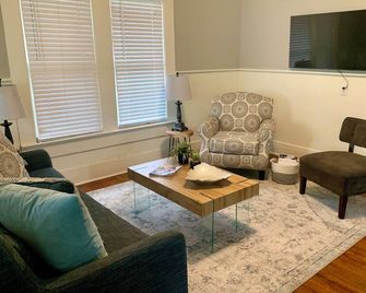 Cozy 2 BR Cottage with Inviting Sunroom, Spacious Yard and Ultimate Comfort - Kyle - Living room
