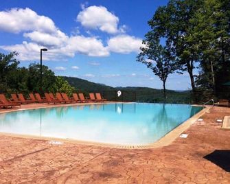 Gatlinburg, New Year in the Smoky Mountains, 12/27/2026 thru 1/03/2027 - Gatlinburg - Pool