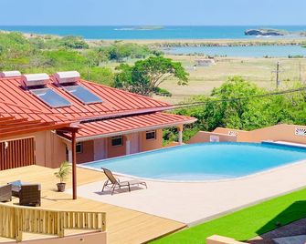 لا هيليكونيا - سانت جورجز - حوض السباحة