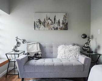 Upscale Designer Studio Across From Siuc Campus - Carbondale - Obývací pokoj