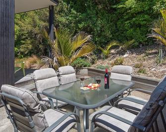 Bach 7 by The Sea - Spa Pool and Views - Marahau - Patio