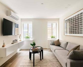 Massive 1BR w Private Patio in Upper East Side - New York