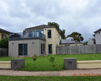 Sweet home at Sanctuary Lakes Resort - Point Cook - Building