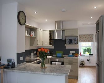 Newly refurbished beautiful 3 bedroom cottage; Loch Lomond - Balloch - Kitchen