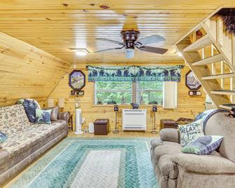 Carrollton Cabin w/ Patio & Fire Pit! - Carrollton - Вітальня