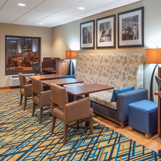 Lounge view of Hampton Inn Columbia