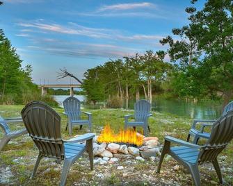 Loop De Lupe - River Access & Sleeps 10 - Kerrville - Patio
