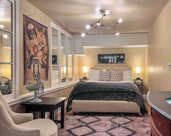 Eclectic Osage Cottage in Historic Distr - Eureka Springs - Bedroom